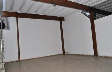 Imagem: A casa possui 3 Dormitórios, 2 Banheiros, 2 Vagas na garagem