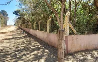 Imagem: O terreno e possui Dormitórios, Suítes, Banheiros, 1000-0m²