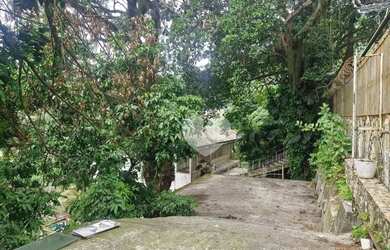 Imagem: A casa possui 5 Dormitórios, 4 Banheiros, 4 Vagas na garagem