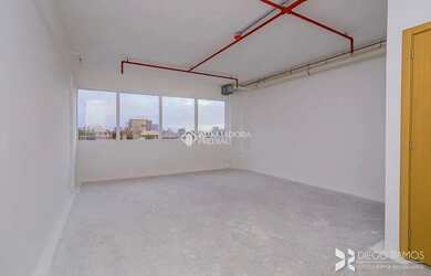 Imagem: O depósito possui 1 Vaga na garagem, 37m² de Área e está