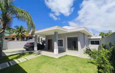 Imagem: A casa possui 4 Dormitórios, 2 Banheiros, 2 Vagas na garagem