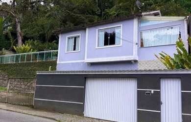 Imagem: A casa possui 3 Dormitórios, 2 Banheiros, 2 Vagas na garagem