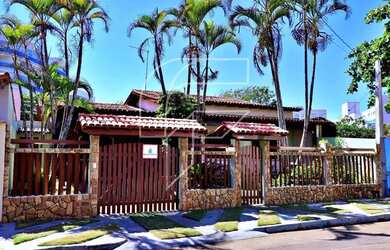 Imagem: A casa possui 4 Dormitórios, 3 Banheiros, 2 Vagas na garagem