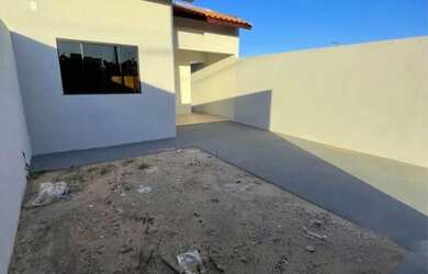 Imagem: A casa possui 3 Dormitórios, 2 Banheiros e 2 Vagas na garagem