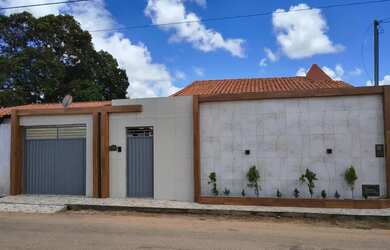 Imagem: A casa possui 3 Dormitórios, 2 Banheiros, 4 Vagas na garagem