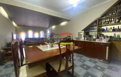 Imagem 3: Apresentamos uma casa com dois pavimentos situada em local estratégico...