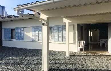 Imagem: A casa possui 3 Dormitórios, 2 Banheiros, 4 Vagas na garagem