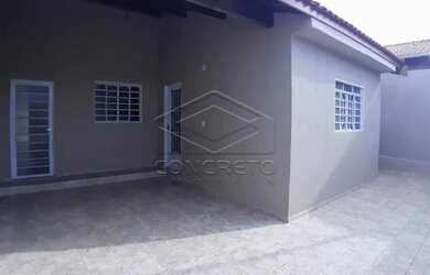 Imagem: A casa possui 3 Dormitórios, 1 Banheiro, 2 Vagas na garagem