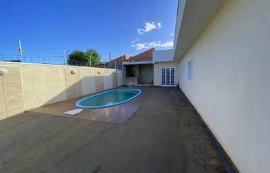 Imagem: A casa possui 3 Dormitórios, 2 Banheiros, 2 Vagas na garagem