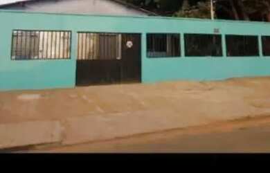 Imagem: A casa possui 4 Dormitórios, 3 Banheiros, 3m² de Área e