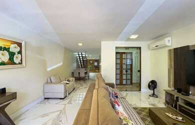 Imagem: A casa possui 4 Dormitórios, 5 Banheiros, 3 Vagas na garagem