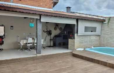 Imagem: A casa possui 4 Dormitórios, 3 Banheiros, 2 Vagas na garagem