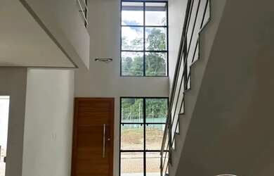 Imagem: A casa em condomínio possui 4 Dormitórios, 5 Banheiros, 2