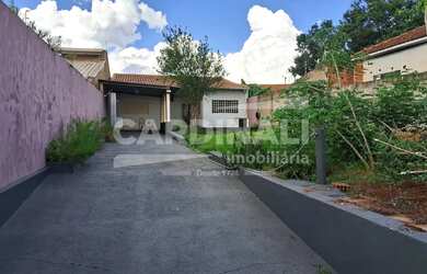 Imagem: A casa possui 1 Dormitório, 1 Banheiro, 5 Vagas na garagem