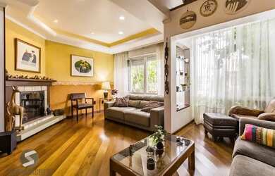 Imagem: A casa possui 3 Dormitórios, 3 Banheiros, 2 Vagas na garagem