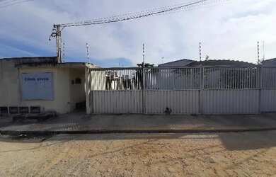 Imagem: A casa possui 2 Dormitórios, 1 Banheiro, 1 Vaga na garagem