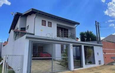 Imagem: A casa possui 4 Dormitórios, 4 Banheiros, 2 Vagas na garagem