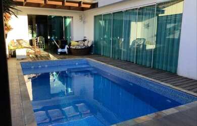 Imagem: A casa possui 3 Dormitórios, 3 Banheiros, 3 Vagas na garagem