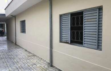 Imagem: A casa possui 3 Dormitórios, 2 Banheiros, 5 Vagas na garagem