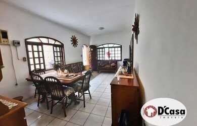 Imagem: A casa possui 2 Dormitórios, 2 Banheiros, 2 Vagas na garagem