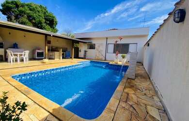 Imagem: A casa possui 3 Dormitórios, 2 Banheiros, 4 Vagas na garagem