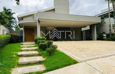 Imagem: A casa em condomínio possui 4 Dormitórios, 4 Banheiros, 2