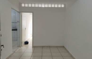 Imagem: O apartamento possui 1 Dormitório, 1 Banheiro, 1 Vaga na garagem