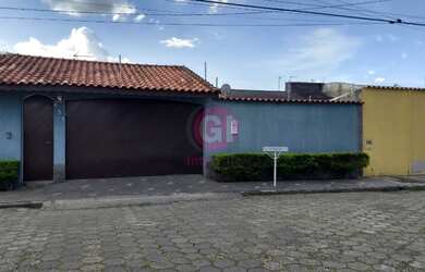 Imagem: A casa possui 3 Dormitórios, 3 Banheiros, 4 Vagas na garagem