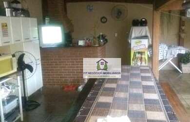 Imagem: A casa possui 2 Dormitórios, 1 Banheiro, 2 Vagas na garagem