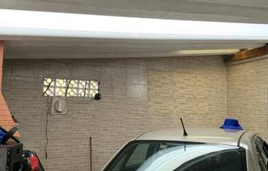 Imagem: A casa possui 2 Dormitórios, 2 Banheiros, 2 Vagas na garagem