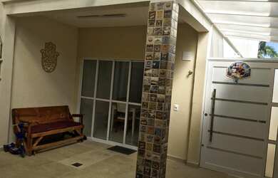 Imagem: A casa possui 3 Dormitórios, 3 Banheiros, 2 Vagas na garagem