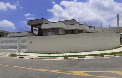 Imagem: A casa possui 3 Dormitórios, 1 Banheiro, 2 Vagas na garagem