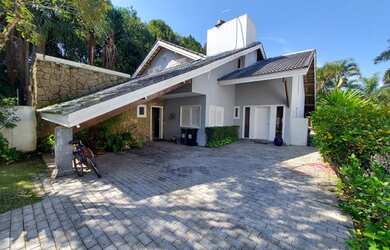 Imagem: A casa em condomínio possui 5 Dormitórios, 4 Banheiros, 4