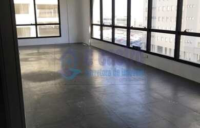 Imagem: O depósito possui 5 Vagas na garagem e 677m² de Área e está