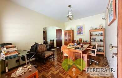 Imagem: A casa possui 3 Dormitórios, 3 Banheiros, 5 Vagas na garagem