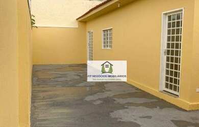 Imagem: A casa possui 2 Dormitórios, 1 Banheiro, 4 Vagas na garagem