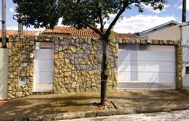 Imagem: A casa possui 2 Dormitórios, 2 Banheiros, 2 Vagas na garagem