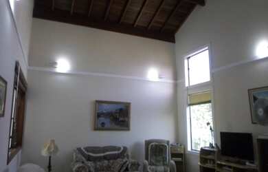 Imagem: A casa em condomínio possui 3 Dormitórios, 1 Banheiro, 2 Vagas