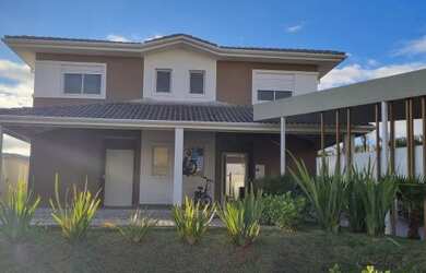 Imagem: A casa em condomínio possui 3 Dormitórios, 1 Banheiro, 2 Vagas