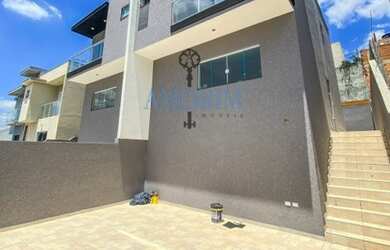 Imagem: A casa possui 3 Dormitórios, 2 Banheiros, 2 Vagas na garagem