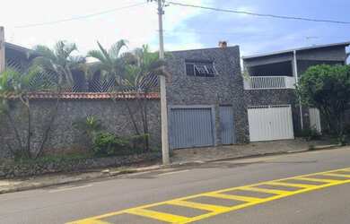 Imagem: A casa possui 3 Dormitórios e 3 Banheiros e está localizado