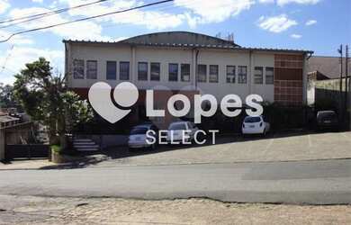 Imagem: O depósito possui 5 Vagas na garagem e 2427m² de Área e está