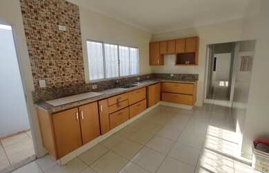 Imagem: A casa possui 3 Dormitórios, 3 Banheiros, 2 Vagas na garagem