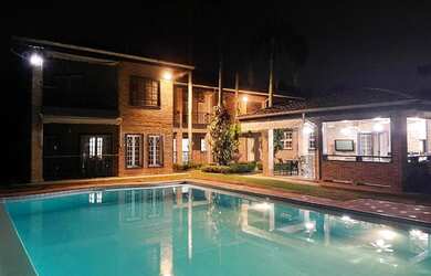 Imagem: A casa possui 5 Dormitórios, 5 Banheiros, 5 Vagas na garagem