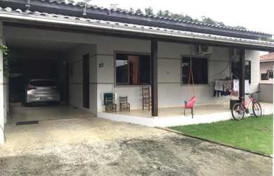 Imagem: A casa possui 4 Dormitórios, 2 Banheiros, 2 Vagas na garagem