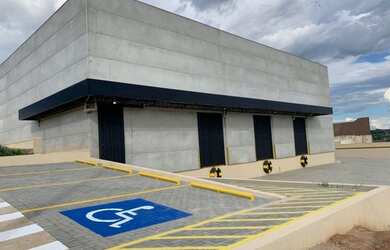 Imagem: O depósito possui 5 Vagas na garagem e 950m² de Área e está