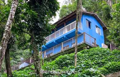 Imagem: A casa possui 4 Dormitórios, 3 Banheiros, 3 Vagas na garagem