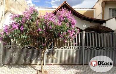 Imagem: A casa possui 5 Dormitórios, 4 Banheiros, 4 Vagas na garagem