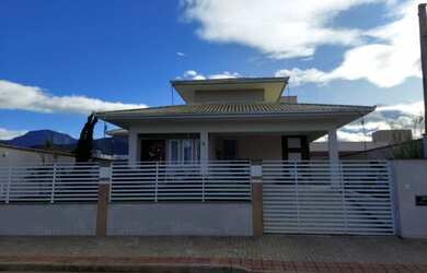 Imagem: A casa possui 3 Dormitórios, 1 Banheiro, 2 Vagas na garagem