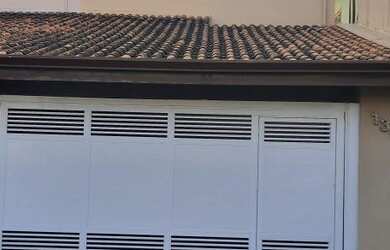 Imagem: A casa possui 2 Dormitórios, 1 Banheiro, 2 Vagas na garagem